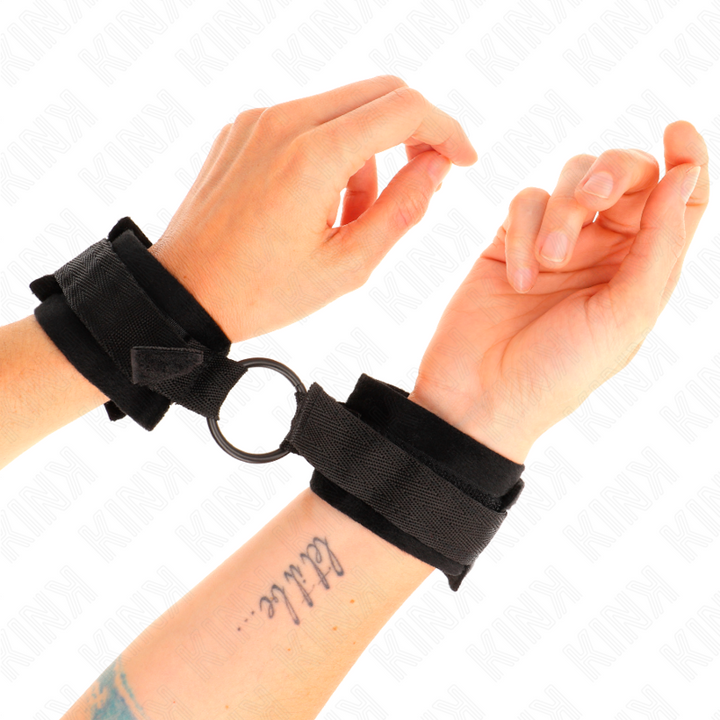 KINK - ESPOSAS DE PIEL PARA PRINCIPIANTES 25 CM CON ANILLA TÓRICA 4 CM NEGRAS AJUSTABLES 15-25 CM