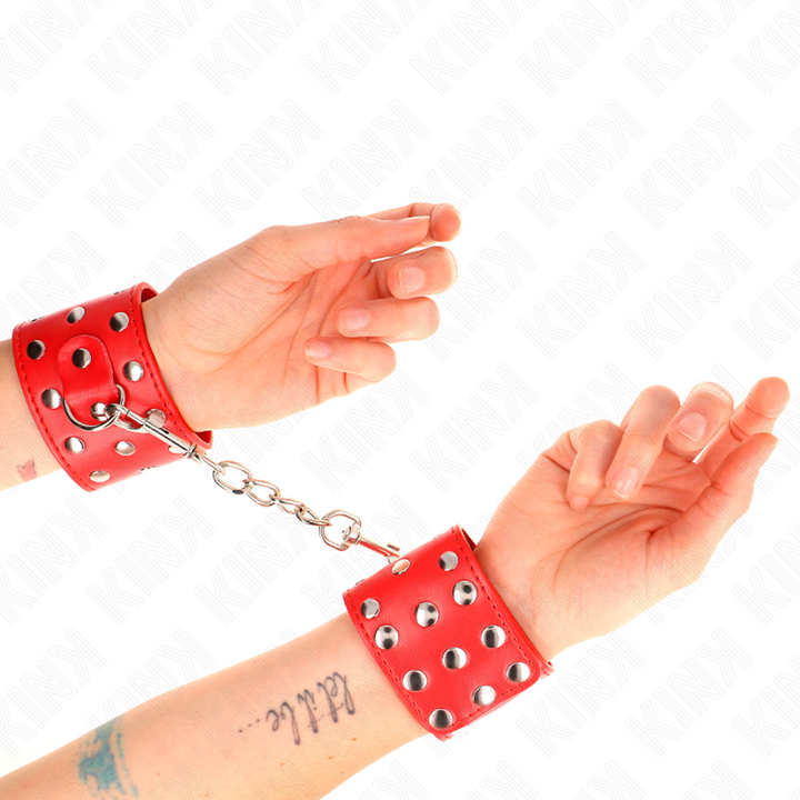 KINK - SUJECIONES DE MUÑECA CON CIERRE A PRESIÓN LLENO DE REMACHES ROJOS AJUSTABLES 19-24 CM X 5,5 CM