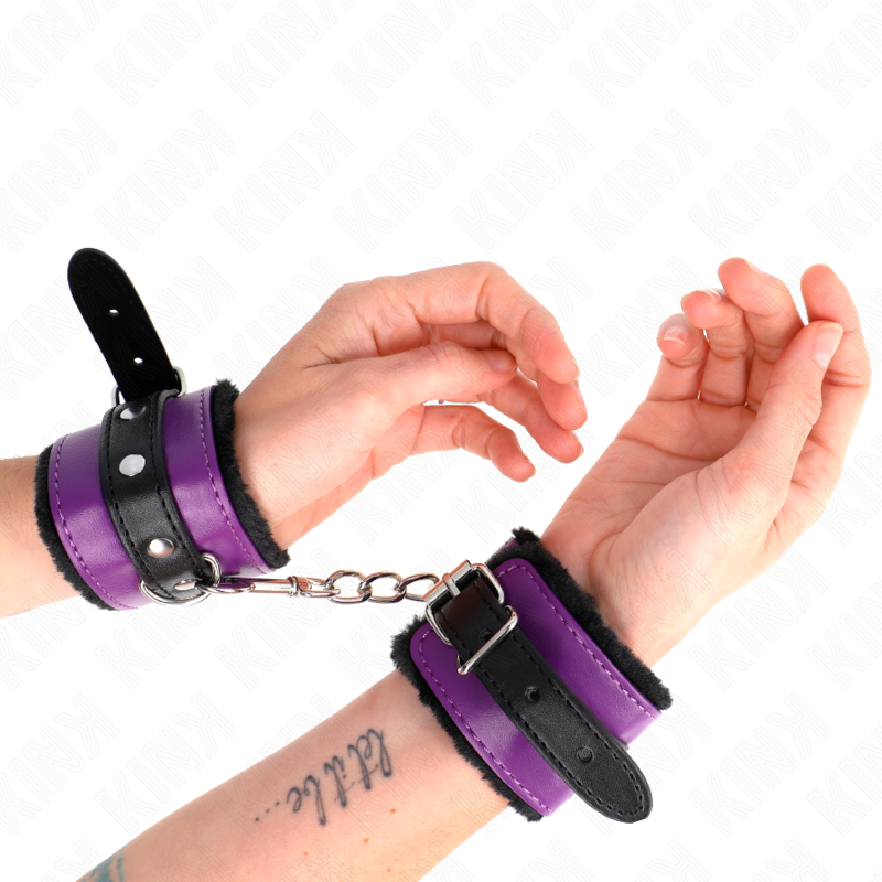 KINK - SUJECIONES DE MUÑECA CON FORRO DE PIEL PREMIUM NEGRO CON CINTURÓN MORADO/NEGRO AJUSTABLE 17-29 CM X 6 CM